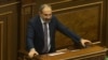 ნიკოლ ფაშინიანი სომხეთის პარლამენტის ტრიბუნაზე. 2018 წლის 8 მაისი