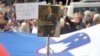 Фотографија од протестот на поддржувачите на Јанез Јанша пред Судот во Љубљана за време на неговото судење за корупција во 2013 година