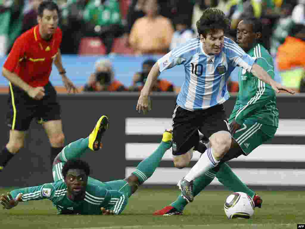 Argentinski igrač Lionel Messi sa nigerijci ma Lugman Harunom i Chidi Odiahom Foto: AFP / Thomas Coex