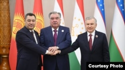 На фото слева направо: президенты Кыргызстана, Таджикистана и Узбекистана Садыр Жапаров, Эмомали Рахмон и Шавкат Мирзиёев