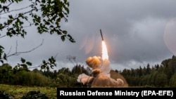 На фото запуск ракети російським ракетним комплексом Iskander -M. «Одна з ракет, касетного типу, була знешкоджена над містом. Уламки впали в різних містах Запоріжжя», – повідомив голова ОВА Старух