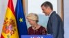 Președinta Comisiei Europene, Ursula von der Leyen, stânga, și prim-ministrul Spaniei Pedro Sánchez părăsesc scena după o conferință de presă în timpul unui summit UE la Madrid, Spania, sâmbătă, 3 iulie 2023.