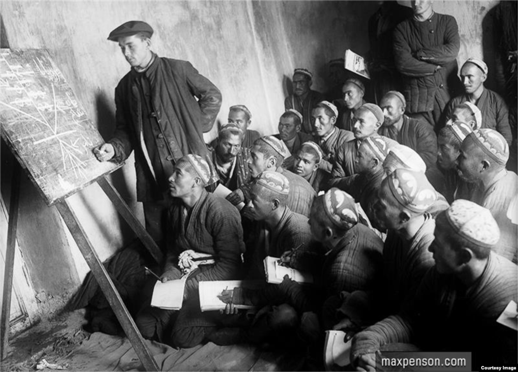 Өзбек мектебинде сабатсыздыкты жоюу маалы, 1920-жылдар. "Ликбез" - 8ден 50 жашка чейинкилерди окутуп, калың калктын сабатын жоюуга багытталган советтик билим берүү өнөктүгү болгон.