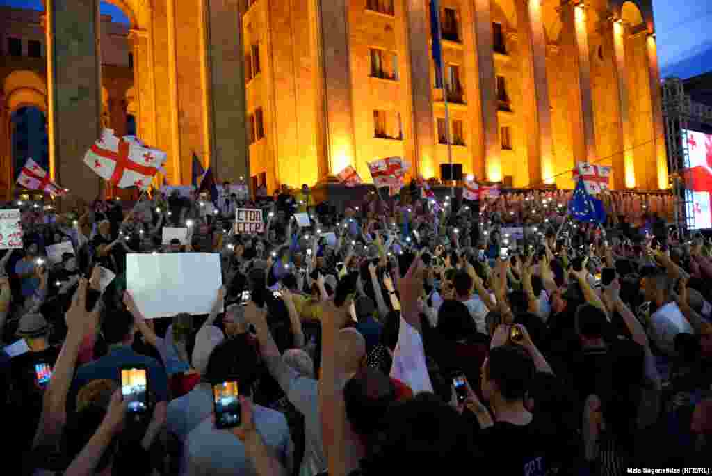 Demonstranti ispred zgrade Parlamenta, Tbilisi, 23. juni