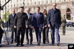 Premierul polonez Donald Tusk, președintele Ucrainei, Volodimir Zelenski, prim-ministrul britanic Keir Starmer, președintele francez Emanuel Macron, soția președintelui ucrainean, Olena Zelenska, și cancelarul german Friedrich Merz - Piața Maidan, Kiev, Ucraina, 10 mai 2025