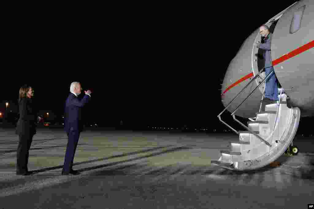 Kamala Harris și Joe Biden îl salută pe fostul pușcaș marin american Paul Whelan, în timp ce acesta coboară din avion. Whelan, în vârstă de 54 de ani, a fost arestat în decembrie 2018, în timp ce vizita Moscova pentru nunta unui prieten. A fost acuzat că a primit informații clasificate. 