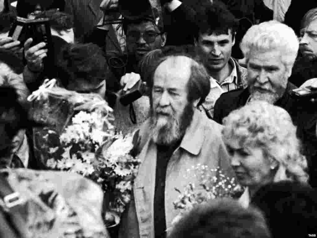 Godine 1994., Solzhenitsyn se vraća u Rusiju nakon dvadesetogodišnjeg egzila. Mikhail Gorbachev mu 1990. godine vraća sovjetsko državljanstvo i povlači optužbe protiv njega.