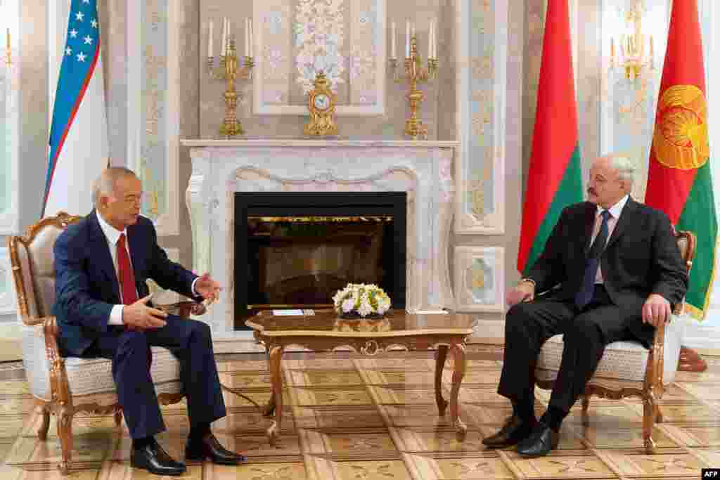 Өзбекстан президенти Ислам Каримов менен Беларус президенти Александр Лукашенко. 