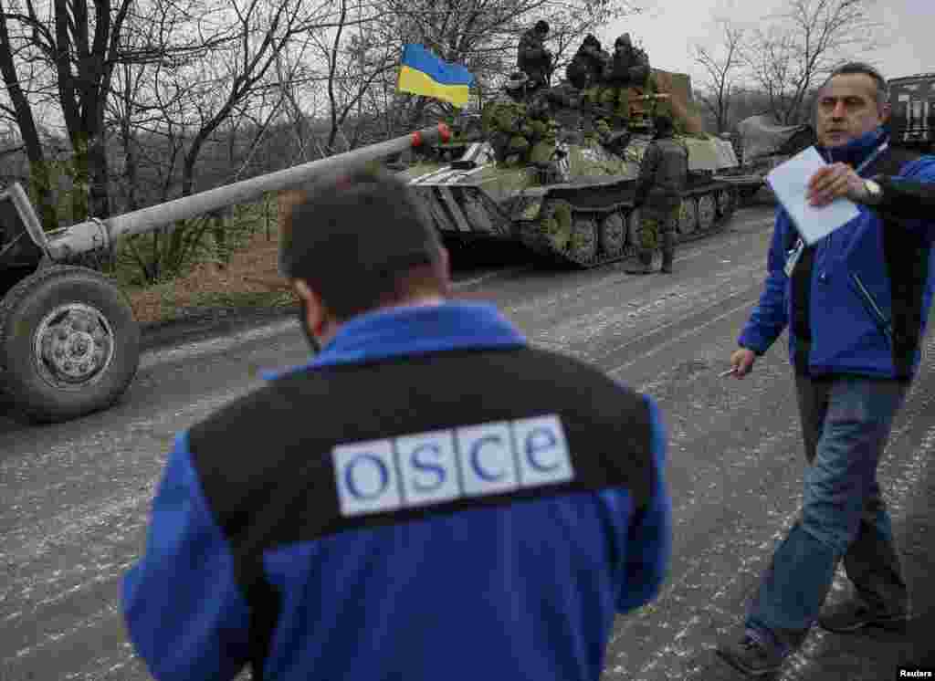 Члени Спеціальної місії з моніторингу ОБСЄ в Україні спостерігають за відводом важкої артилерії українських збройних сил від лінії розмежування. Село Парасковіївка, 26 лютого 2015 року