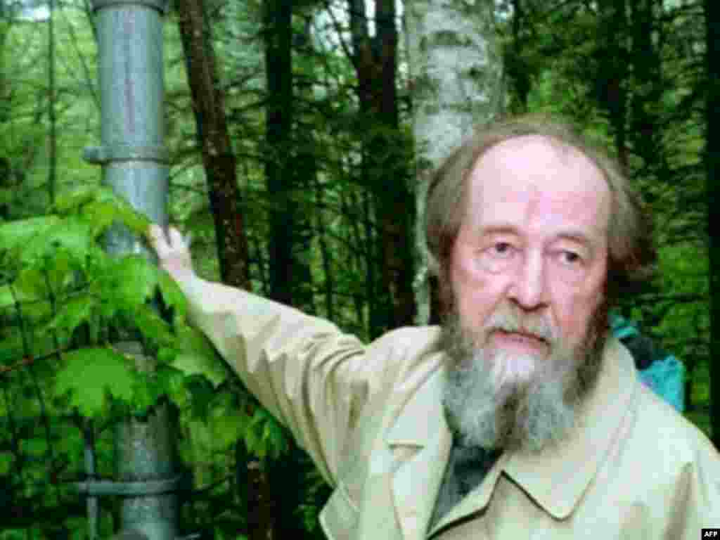 Nakon bijega u Švajcarsku, Solzhenitsyn se skrasio u malom mjestu u Vermontu. Tu piše "Crveni krug" o istorijskom krugu dešavanja koja su vodila revoluciji 1917. godine. Na Zapadu, često je optuživan za antisemitizam i nacionalizam.