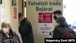 Oltásra váró idős emberek a Magyar Honvédség Egészségügyi Központ székhelyén kialakított oltóponton 2021. február 5-én