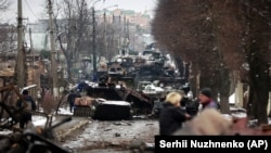 Залишки російської військової техніки на дорозі в місті Буча, неподалік від столиці Києва, 1 березня 2022 року 