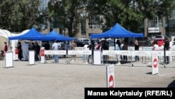 Люди стоят в очереди, чтобы сдать тест на коронавирус, в центре диагностики COVID-19 в Алматы. 12 июня 2020 года.