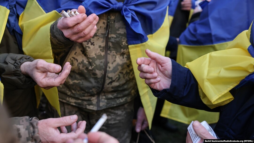 Razmjena cigareta među oslobođenim ukrajinskim vojnicima, 19. april 2025.