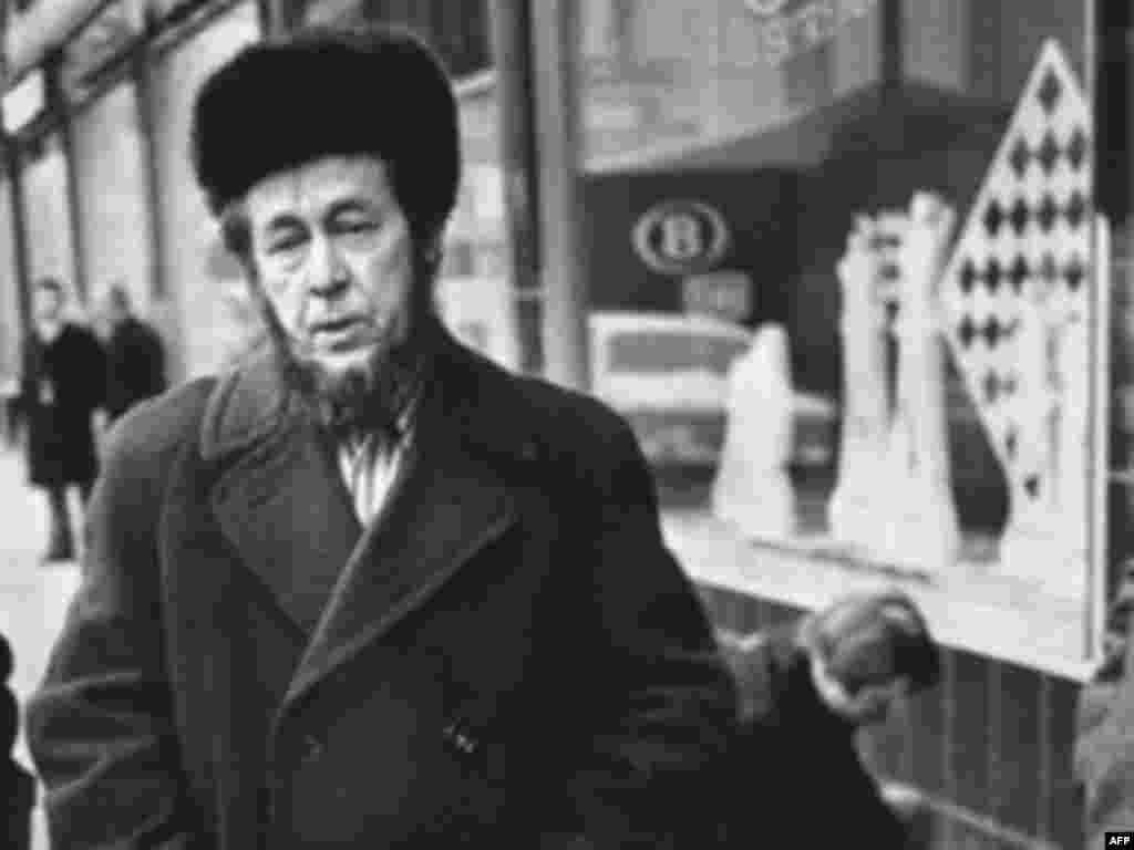 Nakon objavljivanja djela "Arhipelag Gulag"1973. godine, Solzhenitsyna sovjetski mediji proglašavaju izdajnikom. Godine 1974., sovjetske vlasti oduzimaju mu državljanstvo i protjerivaju iz države.