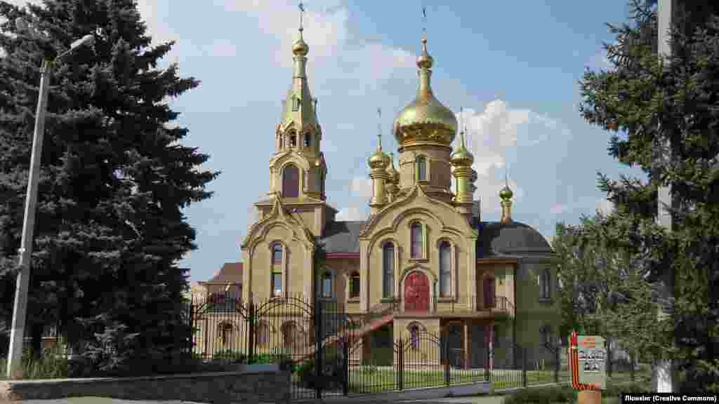 Та ж церква у Мар'їнці, сфотографована в серпні 2014 року. Після того, як Росія розпочала повномасштабне вторгнення в Україну в 2022 році, почалася масова евакуація міста. І до березня 2023 року Мар'їнка стала повністю безлюдною