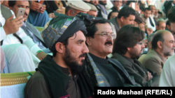 کوټه: د پښتون ژغورنې غورځنګ مشر منظور پښتین په کوټه کې د پښتون قامي جرګې له مشر نواب ایاز خان جوګېزي سره په ولسي غونډه کې. ۱۱ مارچ ۲۰۱۸ 
