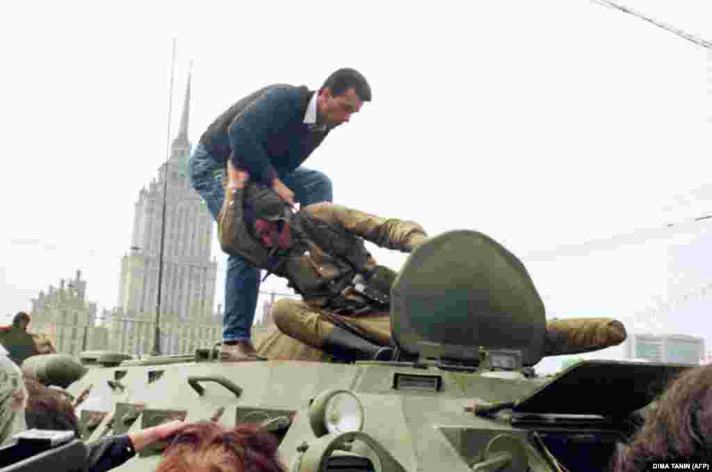 Август 1991 года: попытка государственного переворота в Москве. Горбачев блокирован на даче в Крыму, здание российского парламента – «Белый дом» на Краснопресненской набережной – окружено танками. Ельцин и его сторонники организуют сопротивление путчу, который спустя три дня проваливается. Горбачев возвращается в Москву, но его политический авторитет безнадежно подорван. 