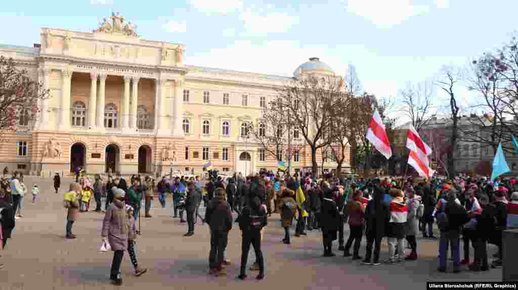 Він розпочався біля пам‘ятника Іванові Франку. Звідти люди вирушили до центру міста