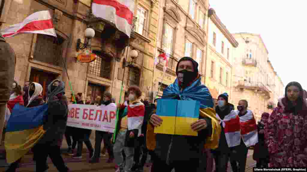 На фото серед інших білорусів є Денис, який прийшов на марш, щоб підтримати український народ. «Є чимало білорусів, які підтримують Україну і є більшість, яка проти неї. Цим жестом я хочу показати, що ми з вами. Якщо буде страшно – ми вас підтримаємо», – додає Денис. 
