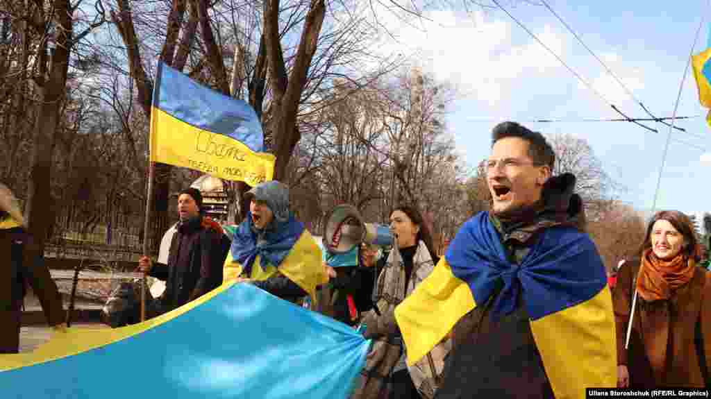 Львів’яни мали з собою патріотичні плакати з надписами: «Українці чинитимуть опір», «Герої не вмирають», «Україна – це простір нашого майбутнього» тощо
