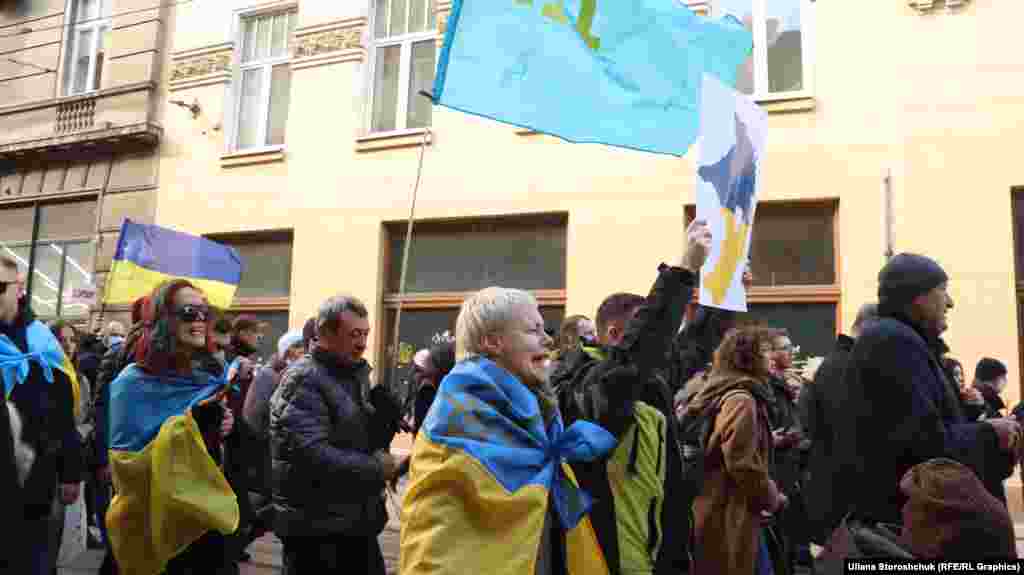 Кримчанка Оксана Новікова каже, що приїхала до Львова, бо відчувала, що окупація не зупиниться. «Поки ми будемо вважати, що війна на показ, вона не закінчиться. Це серйозна загроза. Зараз дійсно є набагато краще розуміння міжнародної спільноти про те, що відбувається в країні. Тепер не потрібно доказувати, що ми не один народ. Сподіваємось, що ми зможемо відстояти країну, перемогти і повернути нашу територію», – говорить кримчанка