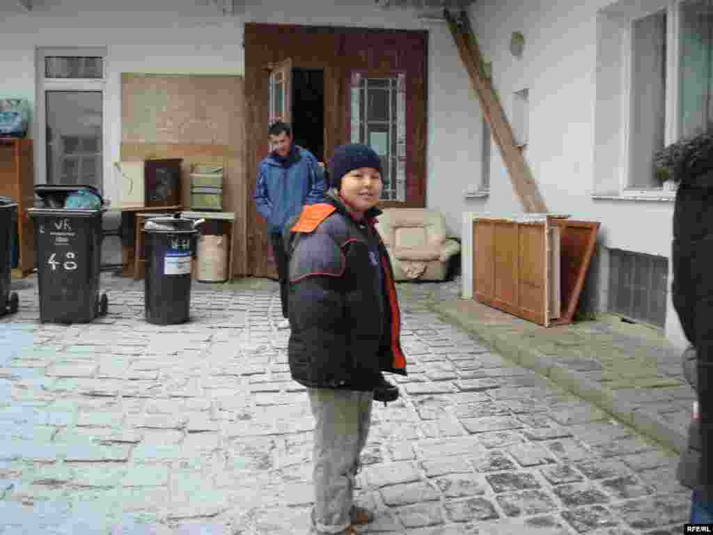 11-летний Елеугали, сын казахского беженца Самата Нургалиева, во дворе общежития благотворительного общества. - 11-летний Елеугали, сын казахского беженца Самата Нургалиева, во дворе общежития благотворительного общества. Брно, 1 февраля 2009 года.