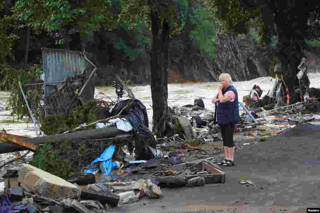 Žena gleda otpad koji su poplave ostavile iza sebe, Schuld, Njemačka, 15. juli 2021.