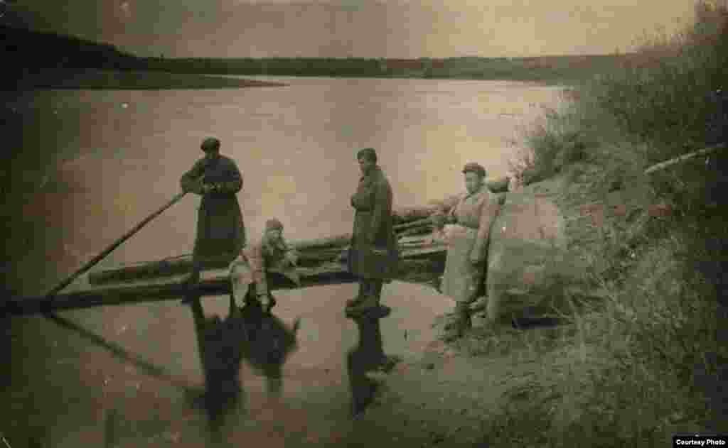 Дарыянын боюнда турган Кызыл Армиянын аскерлери. Сүрөт кайсы жылы тартылганы белгисиз. 