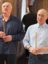 Президенты России и Беларуси Владимир Путин и Александр Лукашенко на молебне в храме Смоленской иконы Божией Матери на территории Смоленского скита Спасо-Преображенского Валаамского ставропигиального мужского монастыря. 1 августа 2025 года
