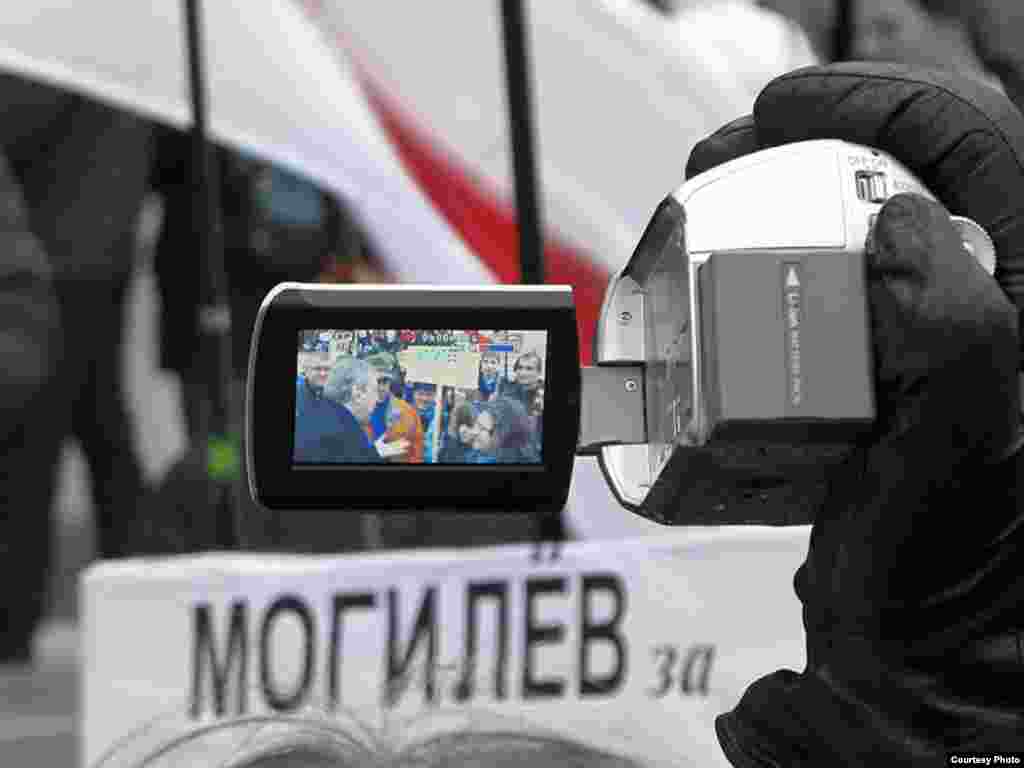 Міхаіл Ермалюк, Менск - Андрэй Саньнікаў пасьля атрыманьня пасьведчаньня кандыдата ў прэзыдэнты. 18 лістапада, Кастрычніцкая плошча.