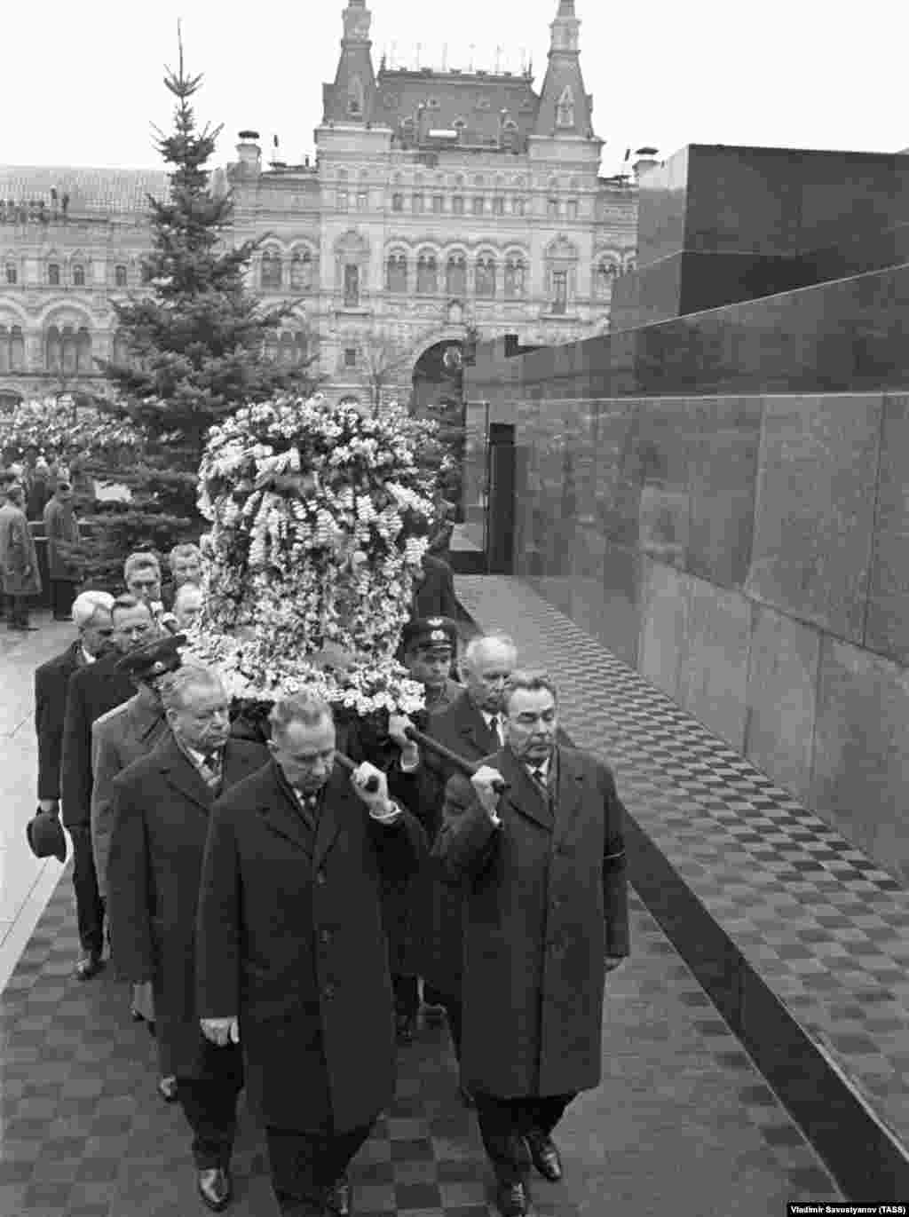 Члены Политбюро Леонид Брежнев (впереди справа) и Алексей Косыгин (впереди слева) несут урну с прахом Гагарина 