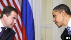 Barak Obama, predsednik SAD i Dimitrij Medvedev, predsednik Rusije, tokom sastanka u Londonu na kojem su se dve zemlje dogovorile za kompromis o nuklearnom razoružanju, 1. april 2009. 
