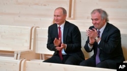 Руският президент Владимир Путин (вляво) и диригентът Валерий Гергиев в Мариинския театър в Санкт Петербург, Русия, 3 юни 2017 г.