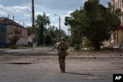 Український солдат проходить повз центр міста Суджа, 16 серпня 2024 року