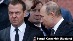 Дмитрий Медведев (сол жақта) және Владимир Путин.