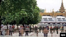 براساس گزارش خبرگزاری ها در اين درگيری ها تاکنون دست کم ۱۰ نفر کشته شده است که يکی از کشته شدگان يک روزنامه نگار ژاپنی است.
