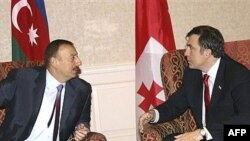 საქართველოს პრეზიდენტი მიხეილ სააკაშვილი (მარჯვნივ) და მისი აზერბაიჯანელი კოლეგა ილჰალმ ალიევი. თბილისი, 2007 წლის 21 ნოემბერი