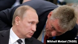 Владимир Путин и неговиот портпарол Дмитриј Песков