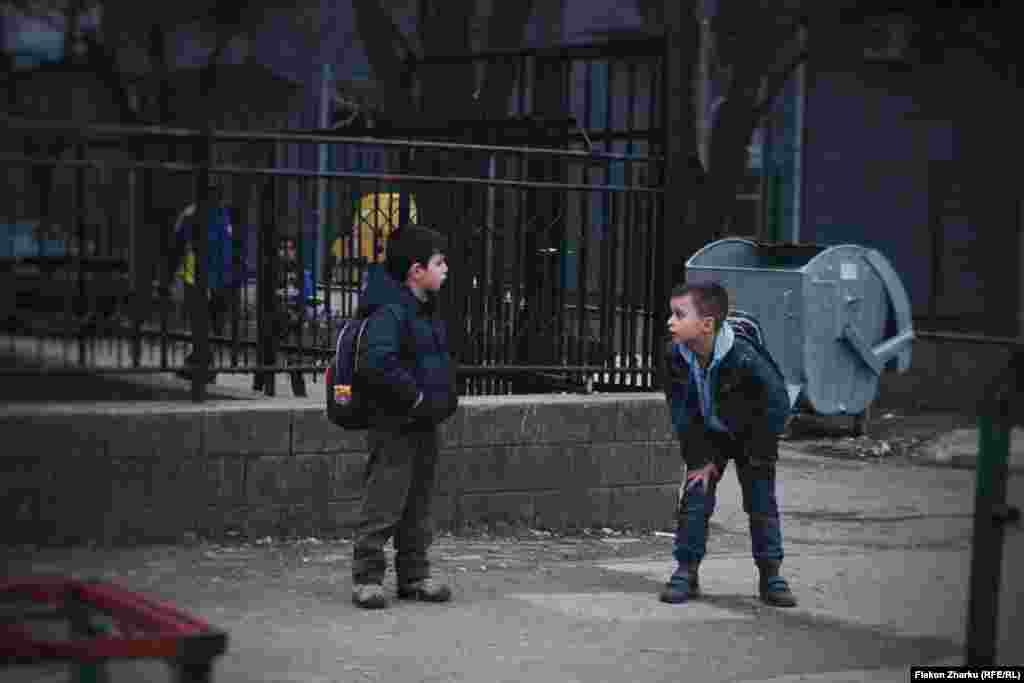 Школьники в коммуне Фуше-Косово(Photo by Flakon Zharku). 