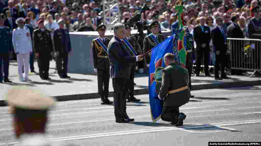 Президент, верховний головнокомандувач Збройних сил України Петро Порошенко присвоїв почесні найменування військовим частинам ЗСУ та Державної прикордонної служби і вручив бойові прапори БЛЬШЕ ПРО ЦЕ
