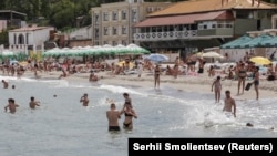 „Monaco ziua și Afganistanul noaptea”. Atacurile rusești nu îi alungă pe ucraineni de pe plajele din Odesa 
