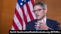 советникот во Стејт департментот Дерек Чолет