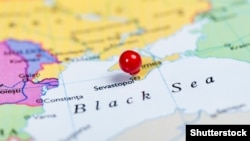 Тепер на ілюстрації колір материкової України і Криму однакові, але півострів відділений пунктиром
