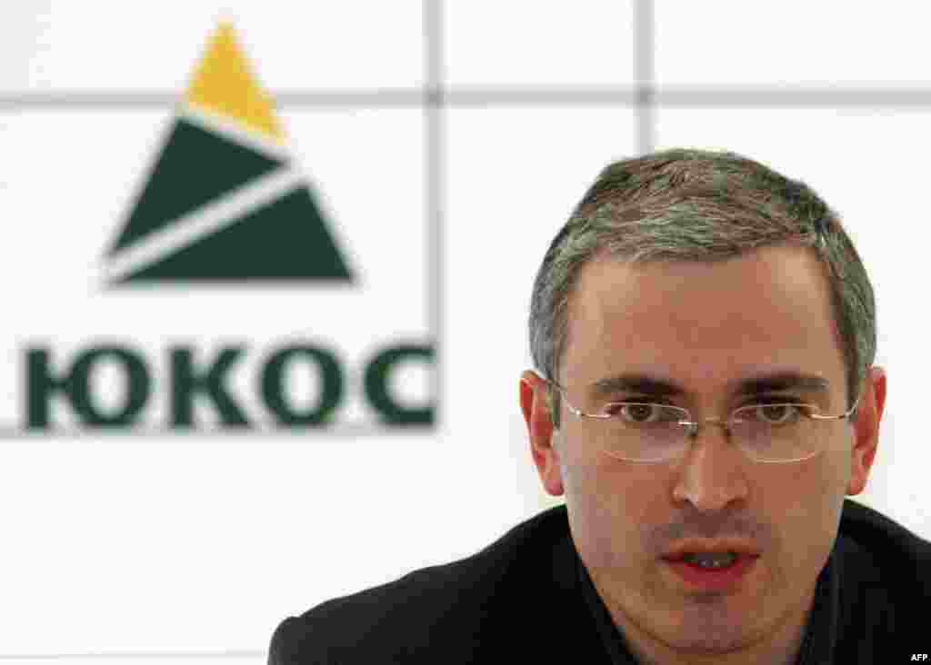 Ходорковский выступает в штаб-квартире ЮКОСа в Москва в июне 2003 года, за несколько месяцев до ареста