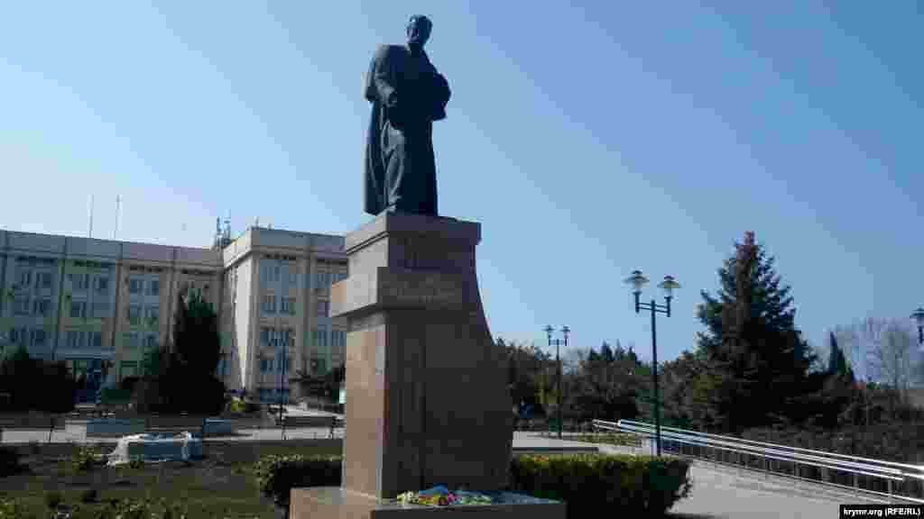 У Севастополі до пам'ятника приносили квіти в тонах українського прапора – жовті нарциси, сині іриси, гіацинти, мімози, троянди, тюльпани. Пам'ятник Тарасу Шевченку в Севастополі встановлений недалеко від моря – в сквері перед Гагарінською районною адміністрацією. Пам'ятник постраждав під час ремонтних робіт в листопаді 2020 року. Будівельники проїхали важкою технікою по його основі й відбили кілька гранітних плит з нижніх сходинок. Лише після масових звернень жителів російська влада відновила пошкоджені ділянки
