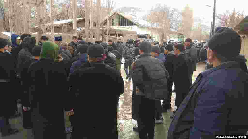 Учурда Көк-Таштын тургундары жана Тажикстандын Самониён айылынын тургундары өз аймактарында чогулуп турат. 
