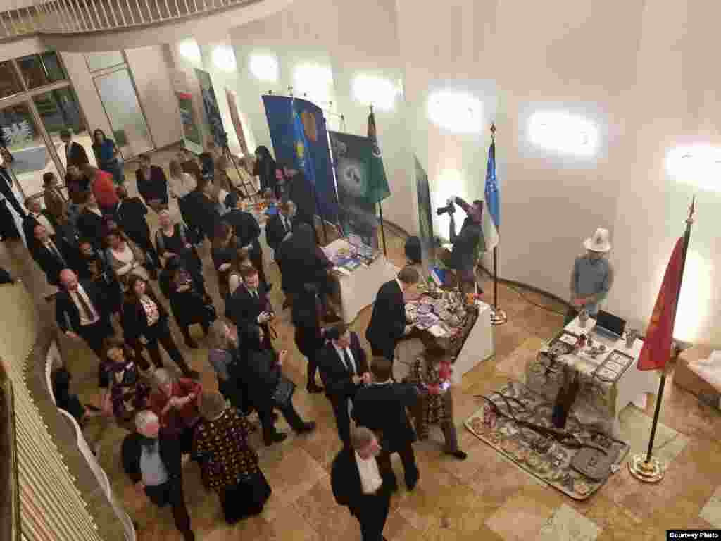 Франкфурт шаарынын мэриясы колдогон иш чарада улуттук кол өнөрчүлүк буюмдарынын көргөзмөсү уюштурулду. 