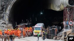 Spasilački timovi i vozila hitne pomoći na ulazu u urušeni tunel, Utarakand, Indija 28. novembar 2023.