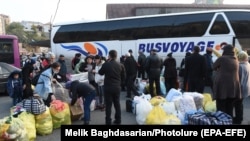 Փախստականները պատրաստվոում են Երևանից մեկնել Ստեփանակերտ, արխիվ